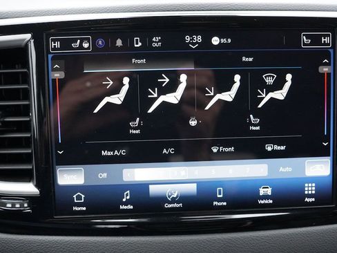 Certified 2024 Chrysler Pacifica Touring-L image 26