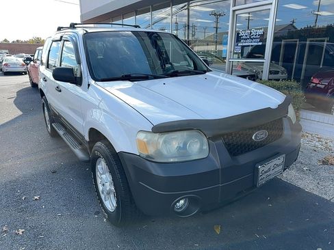 Used 2005 Ford Escape XLT image 2