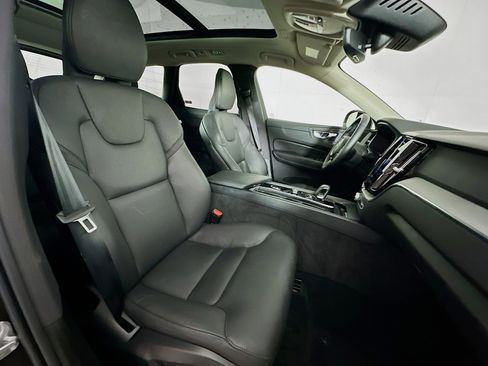 Used 2025 Volvo XC60 B5 Plus image 31