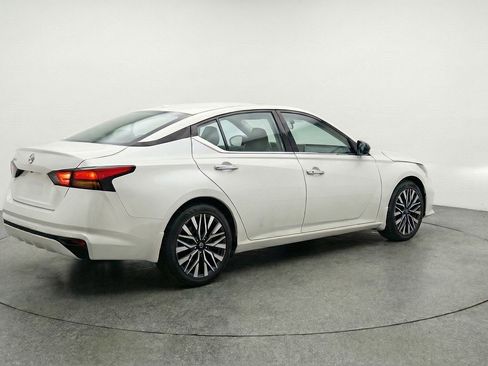 Used 2025 Nissan Altima 2.5 SV FWD image 9