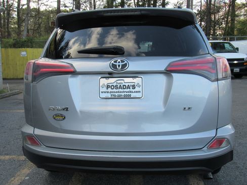 Used 2018 Toyota RAV4 LE FWD image 6