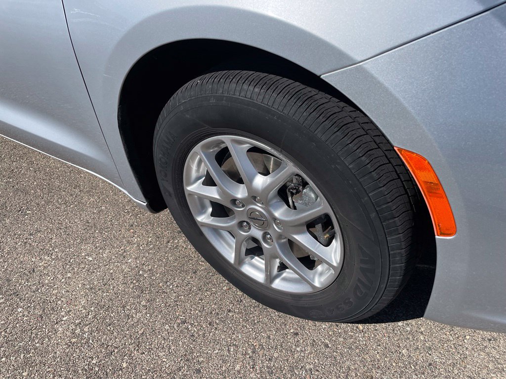 Used 2023 Chrysler Pacifica Touring-L FWD image 3
