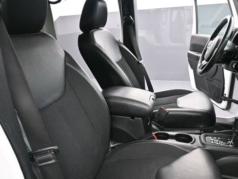 Used 2017 Jeep Wrangler Unlimited Sahara image 18