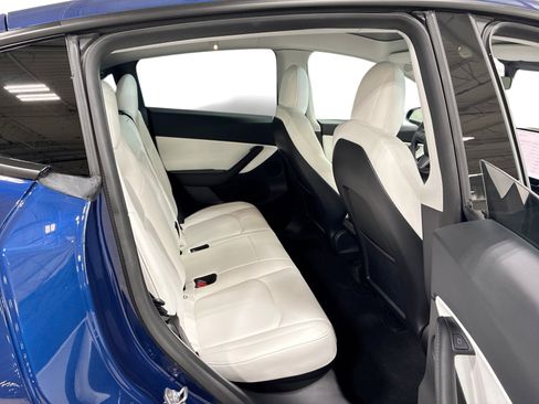 Certified 2021 Tesla Model Y Long Range AWD/4WD image 11
