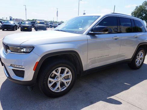 Used 2024 Jeep Grand Cherokee Limited RWD image 3
