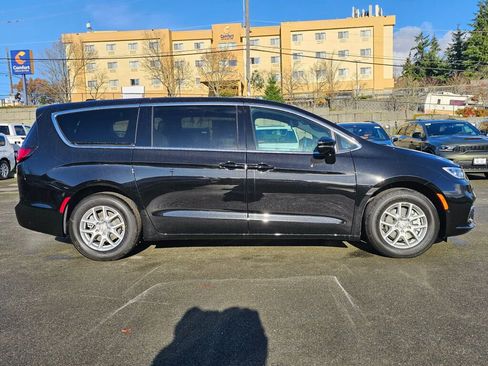 New 2026 Chrysler Pacifica Select image 9