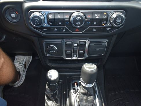 Used 2021 Jeep Wrangler Unlimited Sahara AWD/4WD image 15