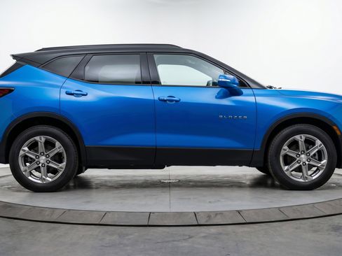 Used 2025 Chevrolet Blazer LT FWD image 11