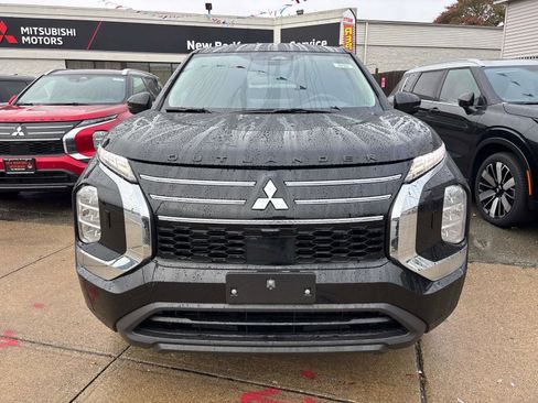 New 2025 Mitsubishi Outlander ES image 2