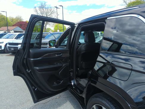 Used 2023 Jeep Grand Cherokee Overland AWD/4WD image 26