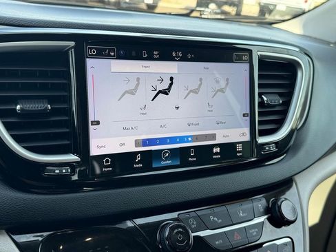 Used 2024 Chrysler Pacifica Touring-L image 23