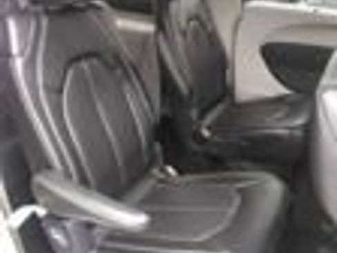Used 2024 Chrysler Pacifica Touring-L FWD image 18