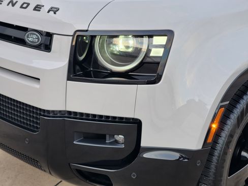 New 2026 Land Rover Defender 110 X-Dynamic SE image 9