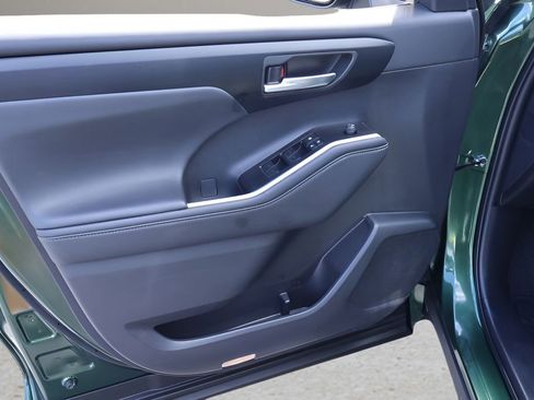 Certified 2025 Toyota Highlander XLE image 11