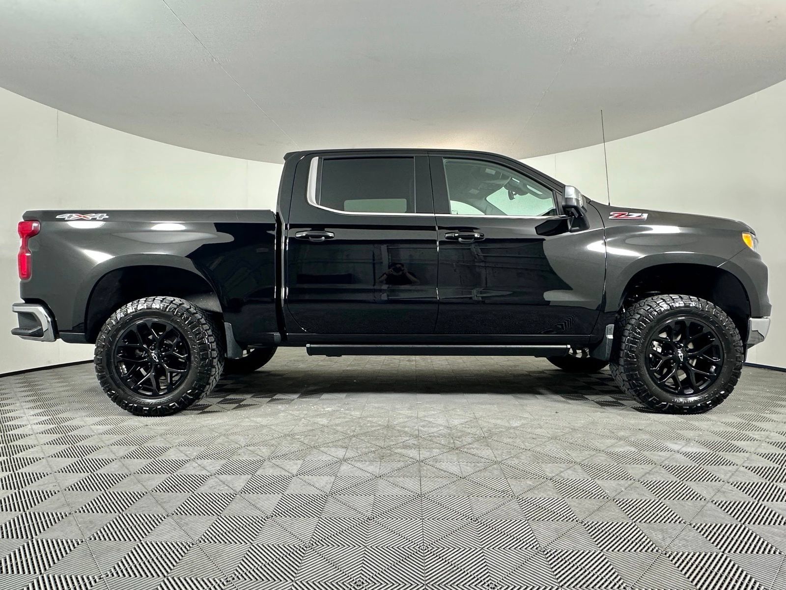 Used 2023 Chevrolet Silverado 1500 LTZ w/ Technology Package AWD/4WD image 31