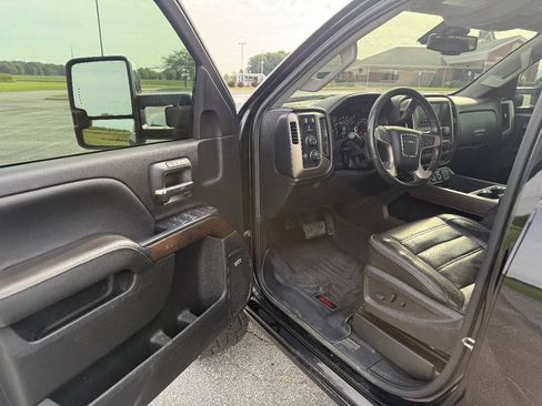 Used 2017 GMC Sierra 2500 Denali w/ Duramax Plus Package AWD/4WD image 13