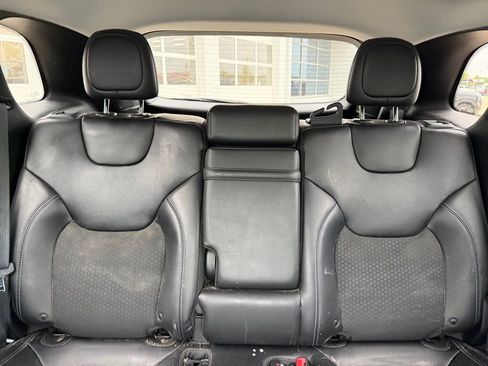 Used 2019 Jeep Cherokee Latitude Plus w/ Cold Weather Group AWD/4WD image 16