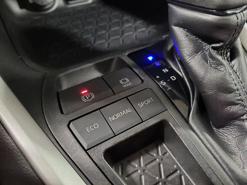 Used 2020 Toyota RAV4 LE w/ All Weather Liner Package FWD image 16