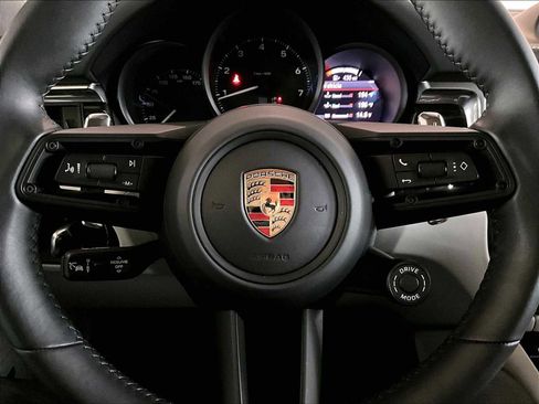 Used 2025 Porsche Macan image 18