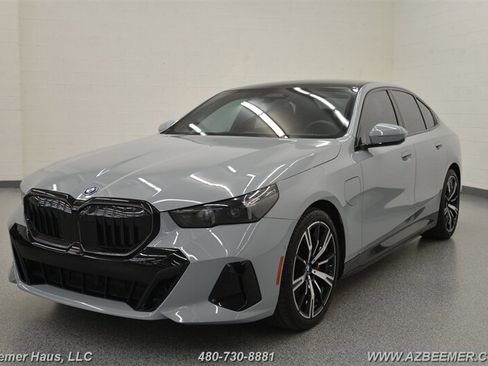 Used 2025 BMW 550e xDrive w/ Premium Package AWD/4WD image 2