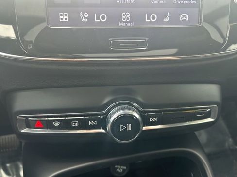 Certified 2025 Volvo XC40 B5 Plus AWD/4WD image 25