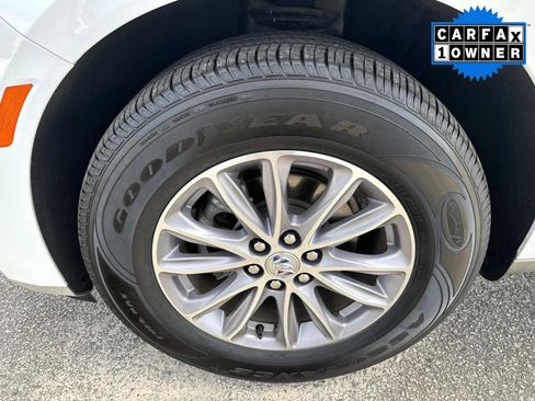 Used 2024 Buick Enclave Premium image 11