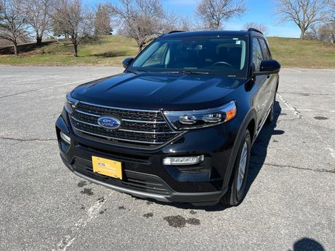 Used 2023 Ford Explorer XLT w/ Equipment Group 202A image 4