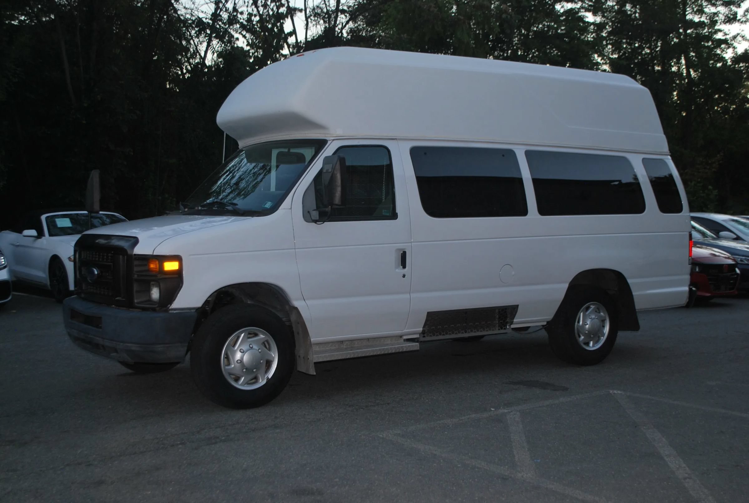 Used 2011 Ford E-350 and Econoline 350 Extended Super Duty RWD image 4