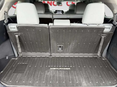 Used 2021 Toyota Highlander XLE AWD/4WD image 7
