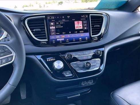 Used 2025 Chrysler Pacifica Select FWD image 9