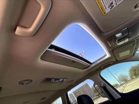 Used 2024 Kia Telluride EX w/ EX Captain's Chair Package image 30