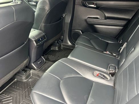 Used 2020 Toyota Highlander XLE image 9
