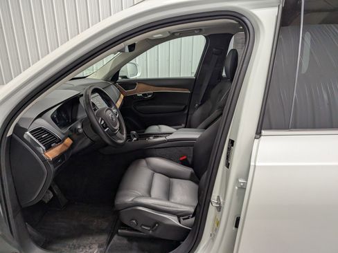 Used 2025 Volvo XC90 B6 Plus image 17