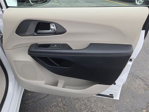Certified 2024 Chrysler Pacifica Limited FWD image 6