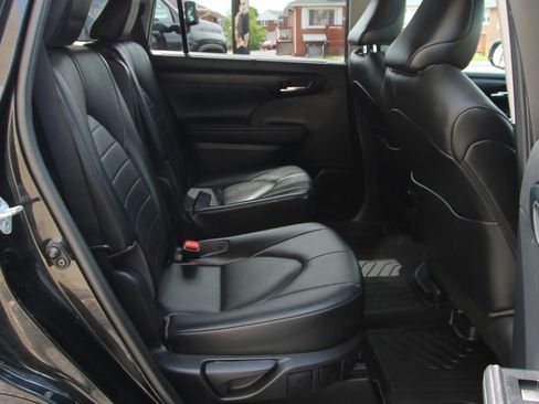 Used 2021 Toyota Highlander XLE image 12