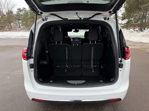 Used 2022 Chrysler Pacifica Touring image 5