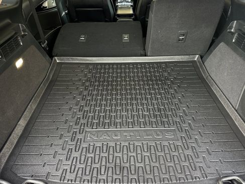 Used 2022 Lincoln Nautilus Reserve w/ Equipment Group 202A image 14