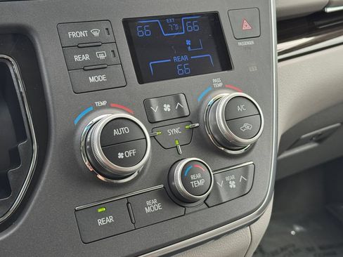 Used 2017 Toyota Sienna XLE Premium AWD/4WD image 23