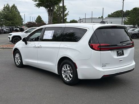 Used 2023 Chrysler Pacifica Touring-L FWD image 11