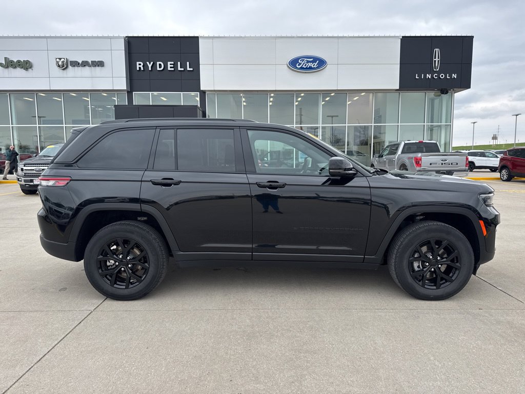 Used 2025 Jeep Grand Cherokee Altitude AWD/4WD image 2