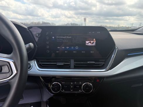 Used 2025 Chevrolet Trax LT w/ LT Convenience Package image 36