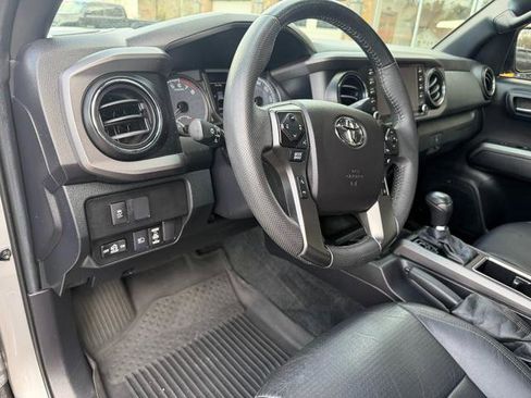 Used 2021 Toyota Tacoma TRD Off-Road w/ TRD Premium Off Road Package image 9