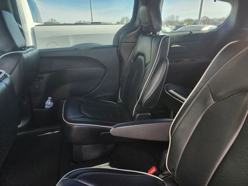 Used 2025 Chrysler Pacifica Limited image 7