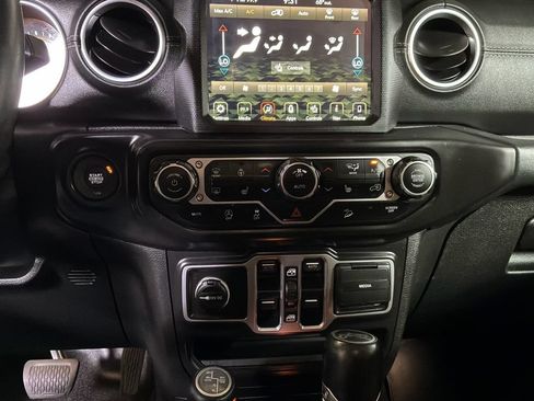 Used 2018 Jeep Wrangler Unlimited Sahara w/ Uconnect 4C Nav & Sound Group AWD/4WD image 30