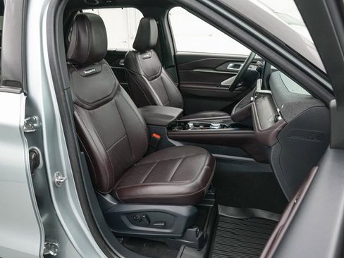 Certified 2025 Ford Explorer Platinum image 24