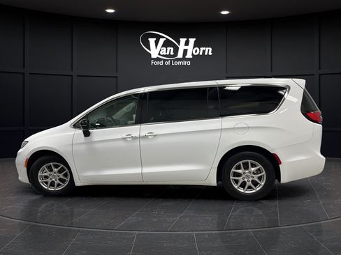 Used 2024 Chrysler Pacifica Touring-L FWD image 8