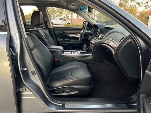 Used 2018 INFINITI Q70 Luxe image 11