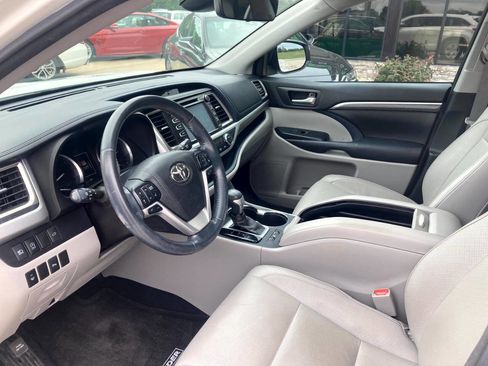 Used 2018 Toyota Highlander Limited w/ Carpet Mat Package (TMS) AWD/4WD image 9