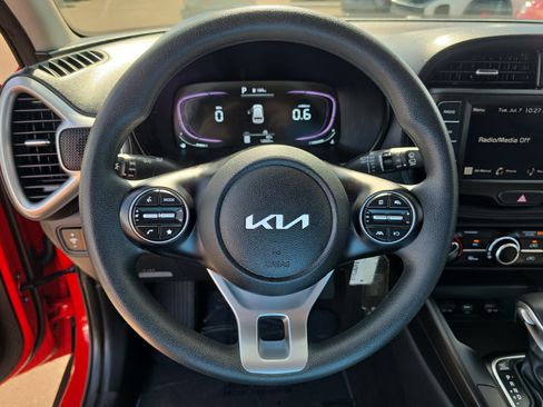 Certified 2025 Kia Soul LX w/ LX Technology Package FWD image 28