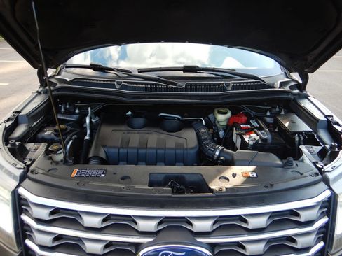 Used 2016 Ford Explorer XLT w/ Equipment Group 202A AWD/4WD image 33
